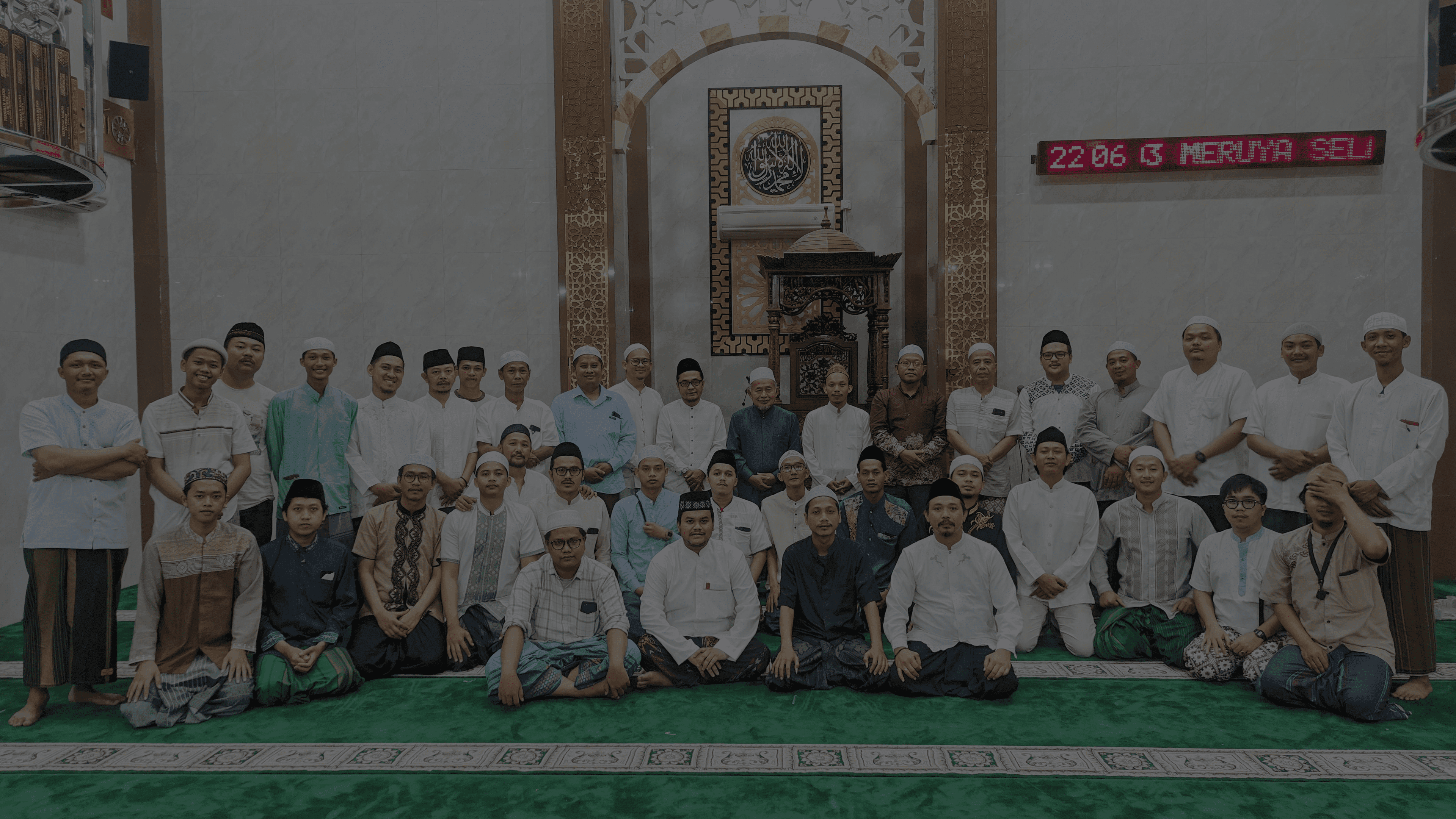 Ruang utama Masjid Nuruddin